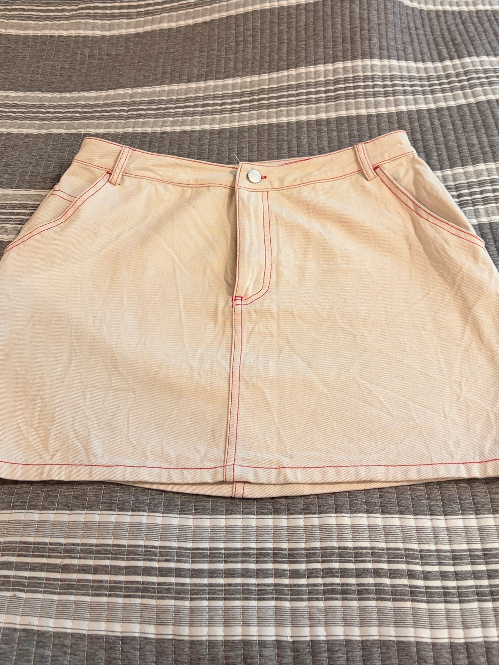 NWOT Le Lis Women's large Cream Mini Skirt with red Topstitching